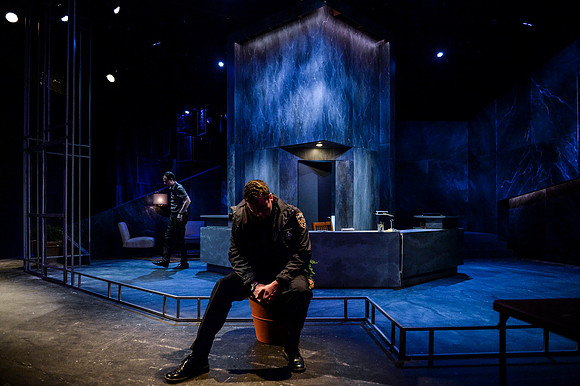 072_Lobby Hero