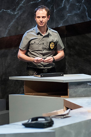 032_Lobby Hero